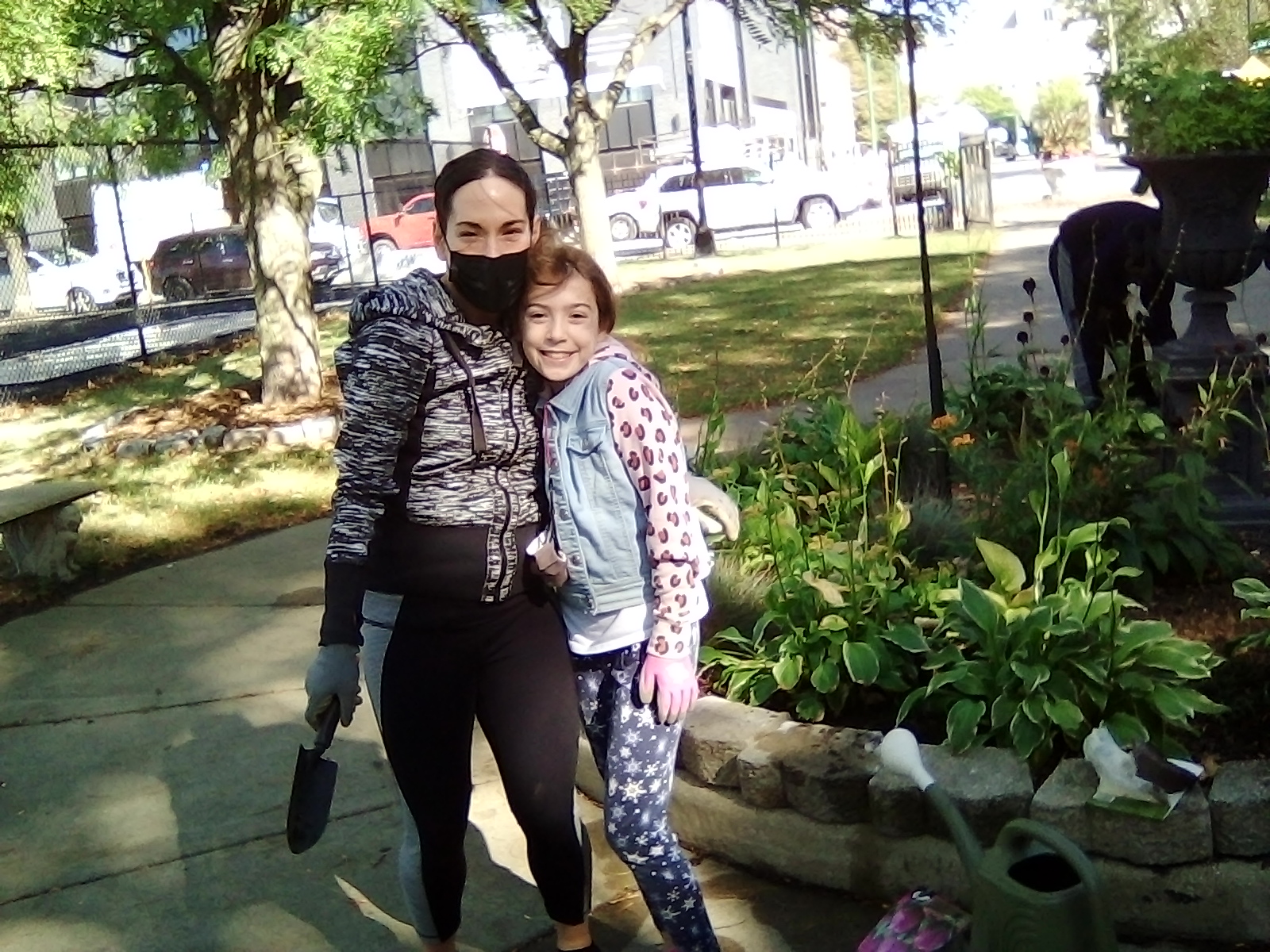 Mother and daughter volunteering in Chicago's Skinner Park