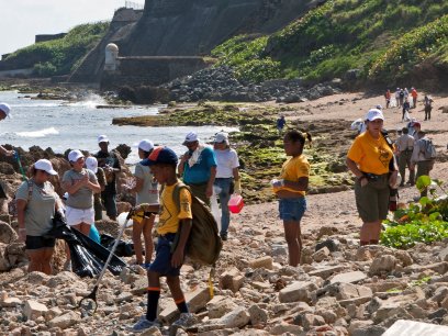 Volunteers on the beach in Puerto Rico