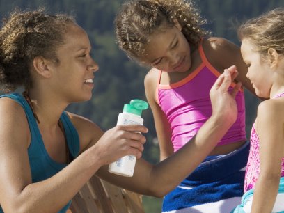 Sunscreen safety: mom applying sunblock to daughter; Copyright: bst2012 (https://us.fotolia.com/id/39615499)