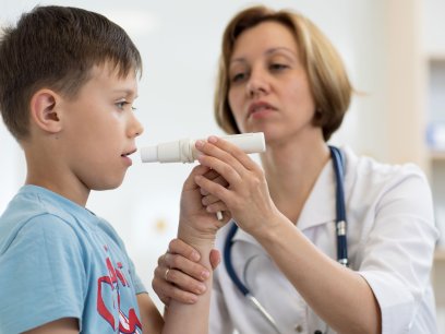 Doctor helping kid with asthma