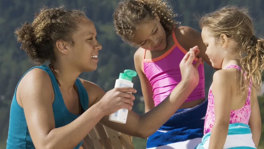Sunscreen safety: mom applying sunblock to daughter; Copyright: bst2012 (https://us.fotolia.com/id/39615499)