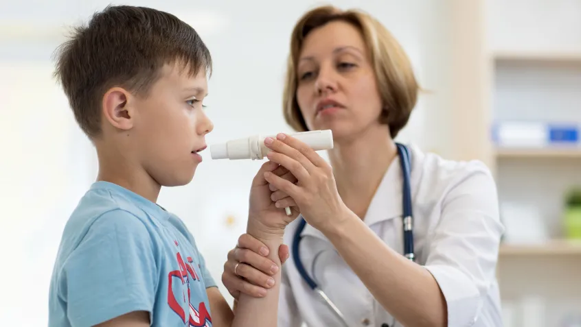 Doctor helping kid with asthma