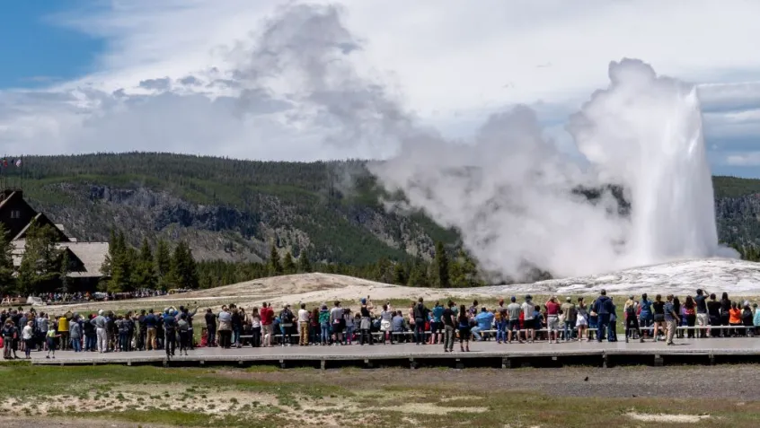 Overcrowded national park spectators viewing gyser