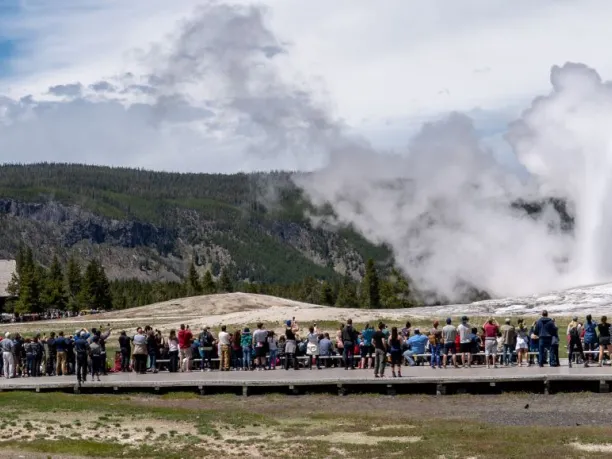 Overcrowded national park spectators viewing gyser